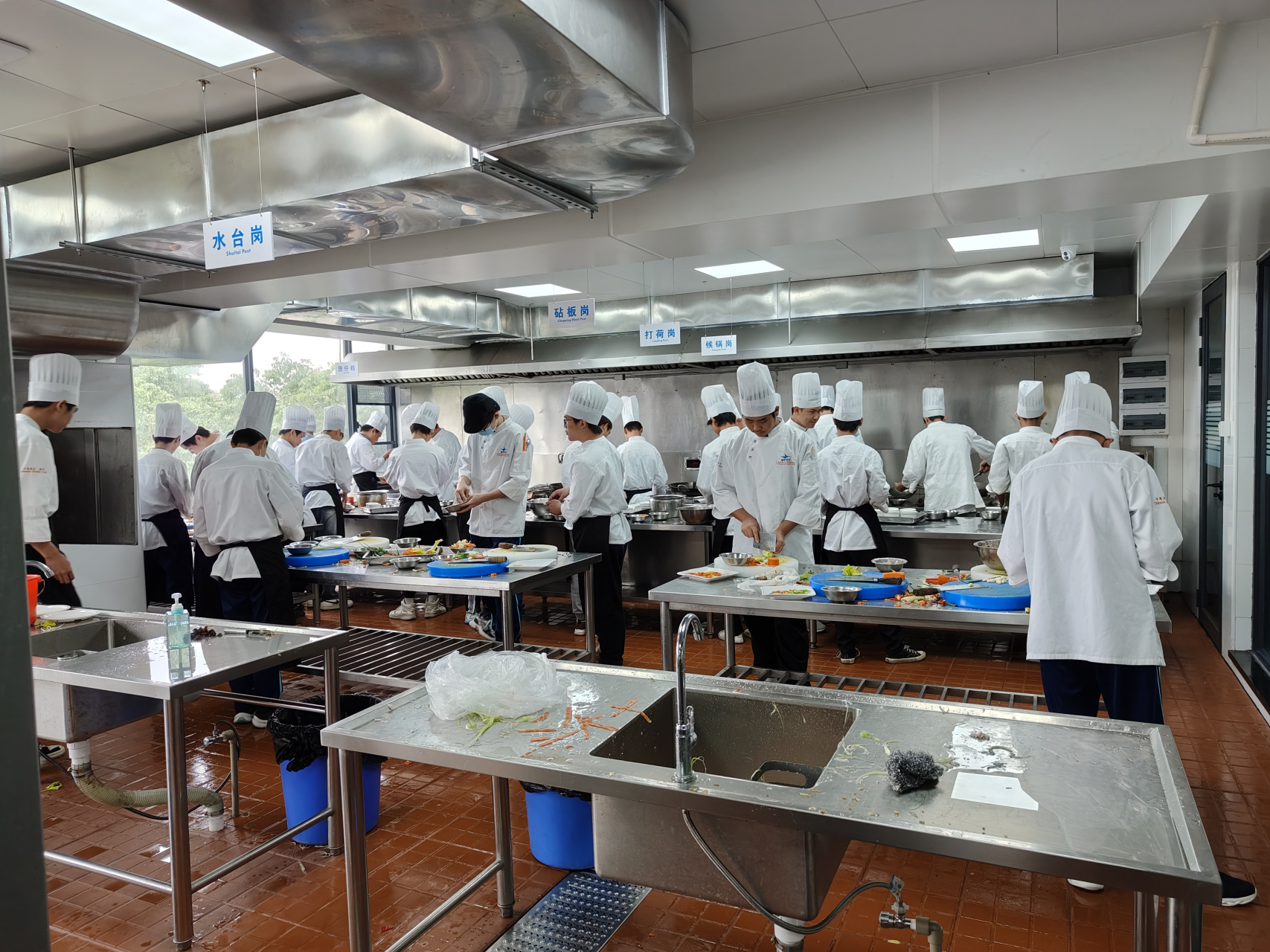这里是学校烹饪专业全仿真的实操场所,所有烹饪设备按照酒店后厨标准