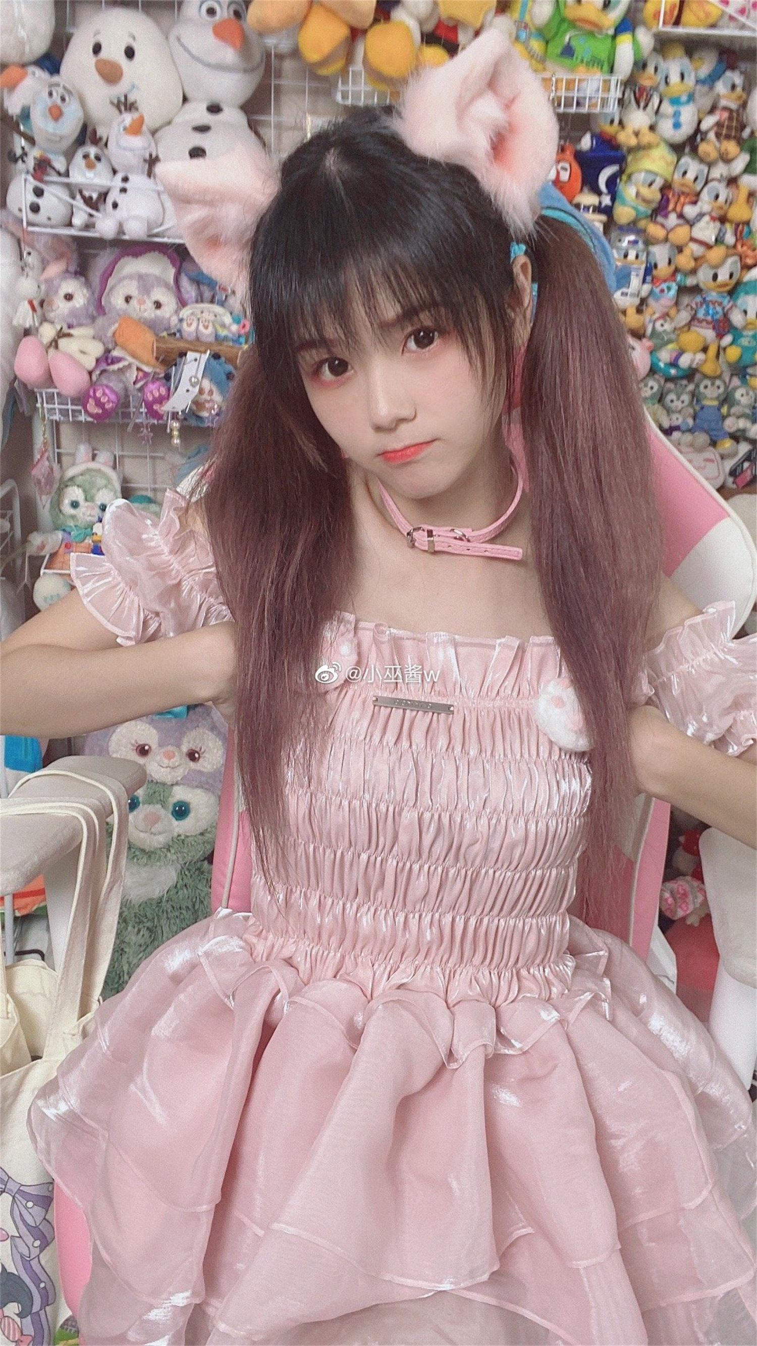 小巫酱w微博个人资料，小巫酱美丽的自拍欣赏