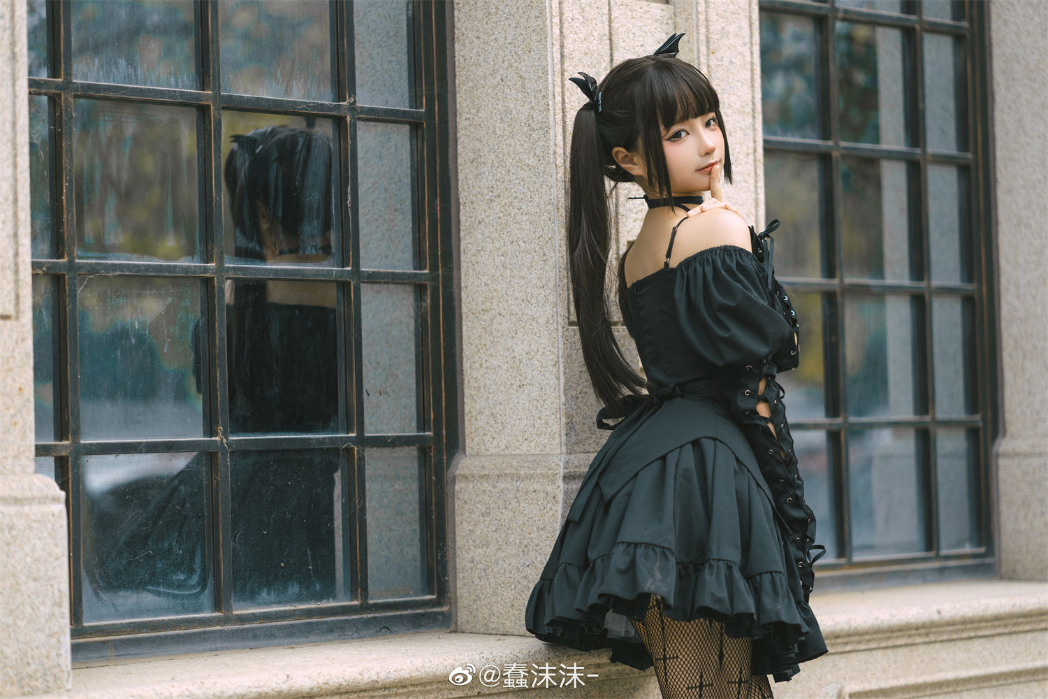 蠢沫沫无创可贴线上看图，黑色裙摆撩过绿荫小道