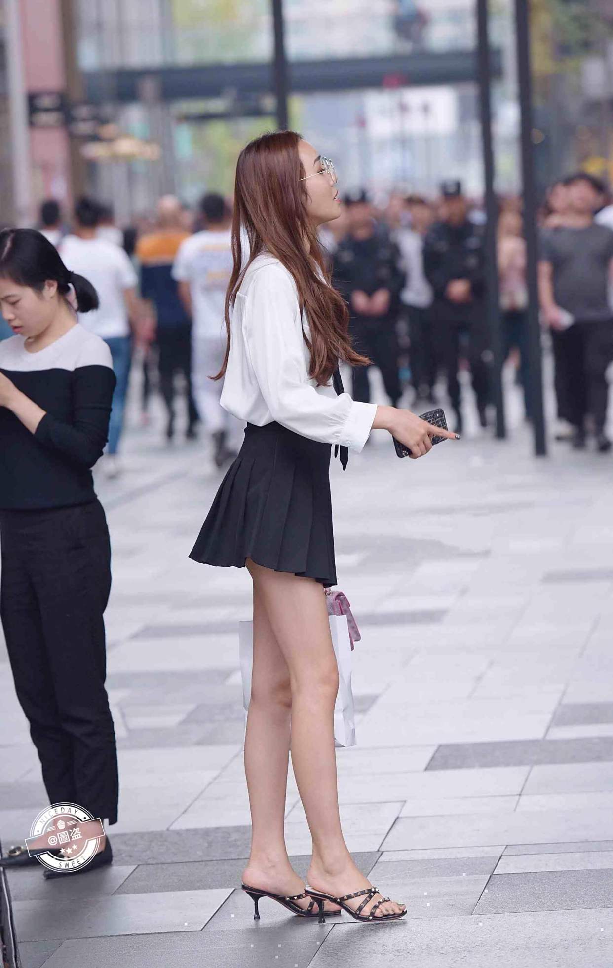 华丽典雅的短裙穿搭既时髦又有腔调,彰显女人的气质,富有活力