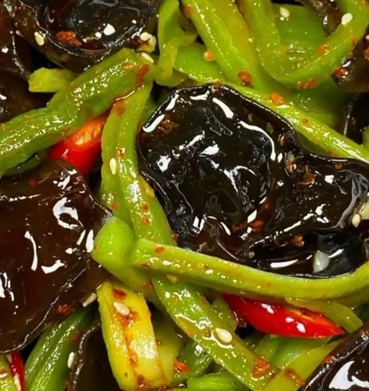 凉拌贡菜木耳  食材:贡菜,木耳,小米辣,蒜末,白芝麻,辣椒面.