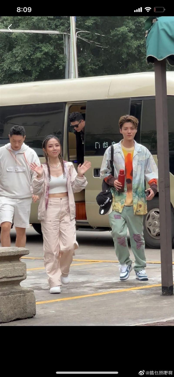 邓紫棋疑身高偷灌水!同框鹿晗成迷你人,网友笑翻 目测140公分#邓紫棋
