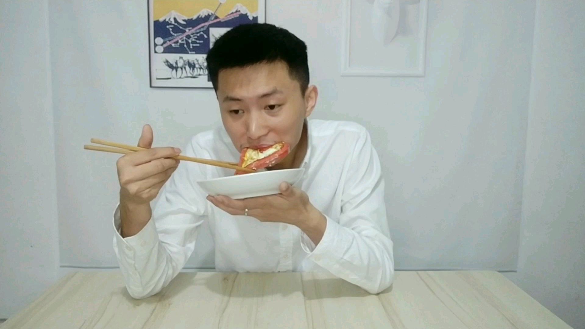 小伙制作爱心火腿肠煎蛋,是每一个暖男必会的拿手早点!