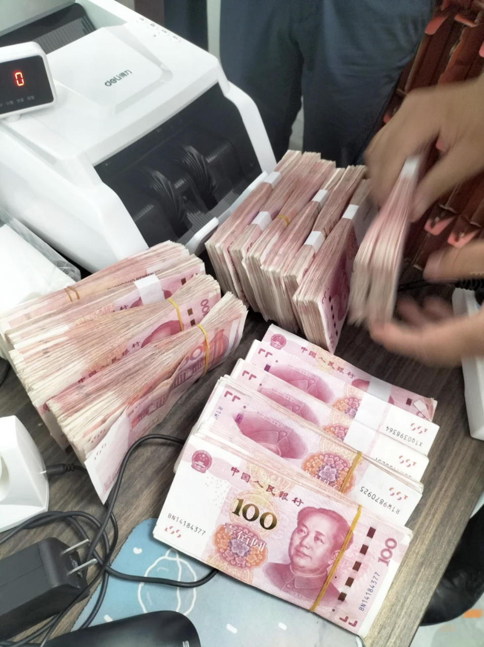 发财了,现在每天赚一两万块钱,数钱数到手抽筋,这钱都不知道该怎么花