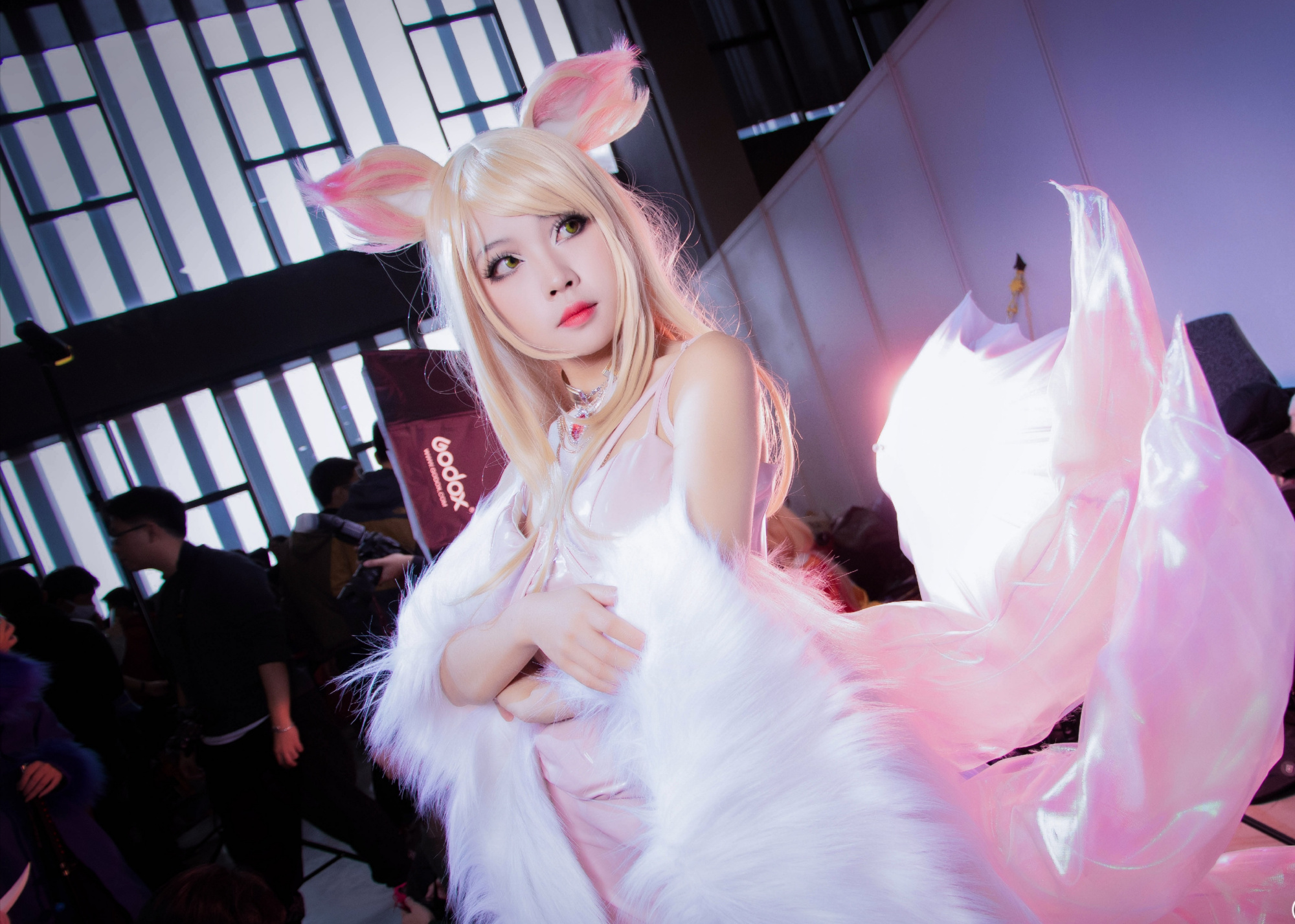 cosplay:粉色紧身吊带连衣裙的阿狸很性感,可充气尾巴太让人出戏