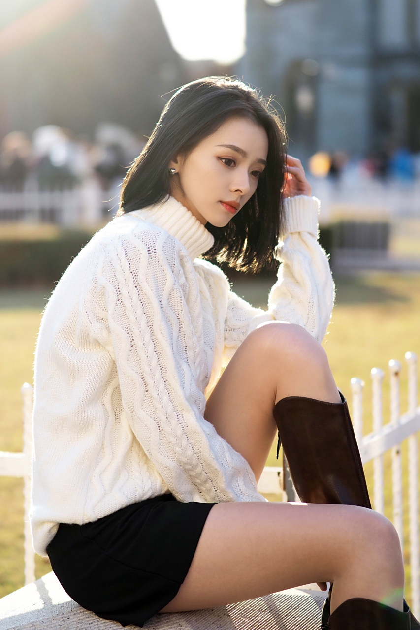 白衣短发美女