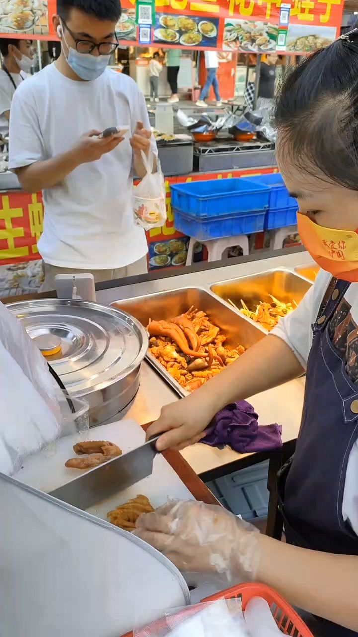 一个人背井离乡的来到陌生城市摆摊经营我的热卤小摊-度小视