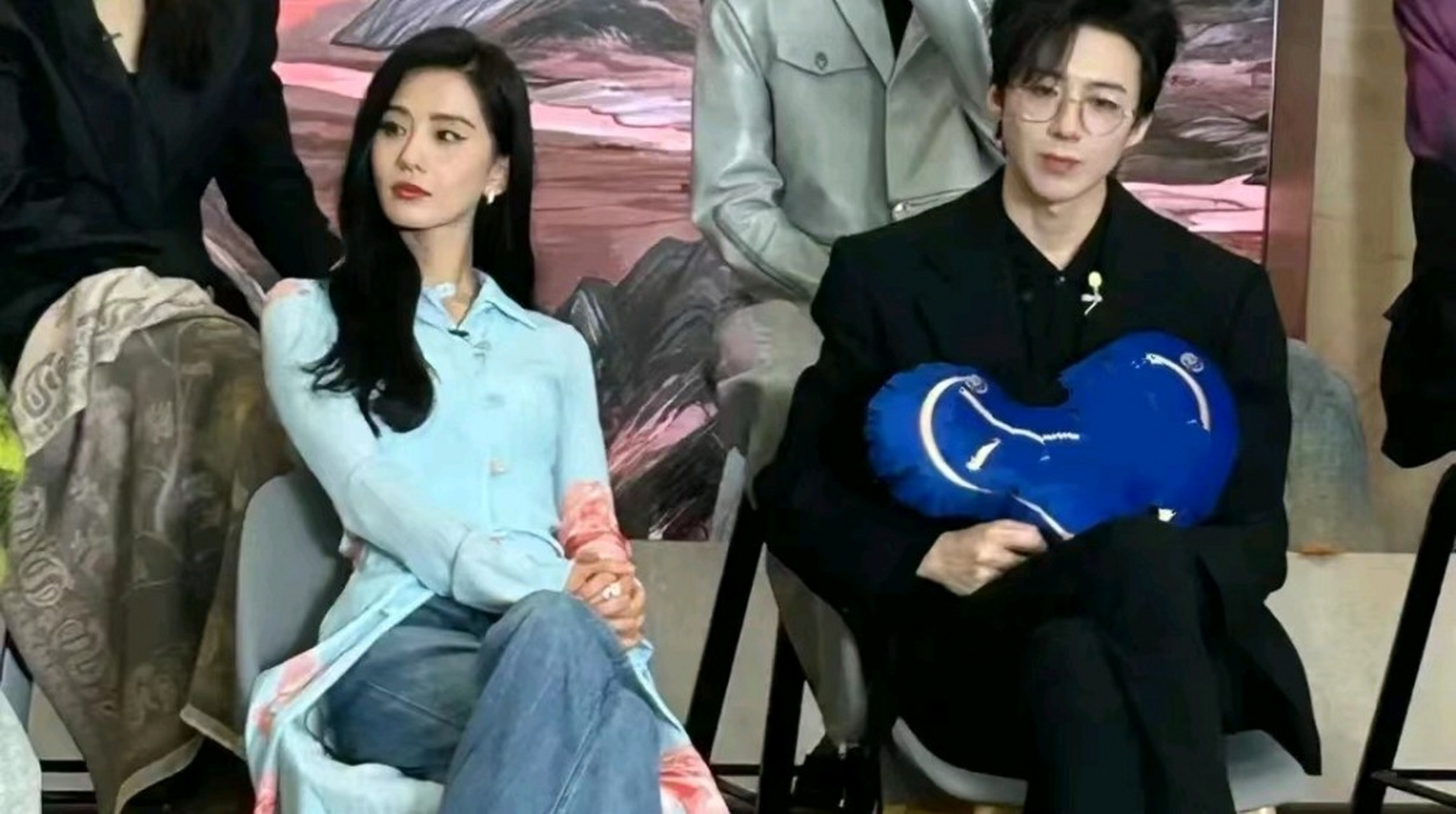 刘诗诗没有96斤吧? 真的好瘦啊! 官方身高165cm,体重96斤.