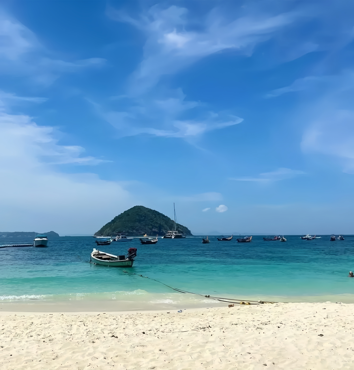 这个小岛是芭提雅的著名景点,吸引了无数游客前来观赏.