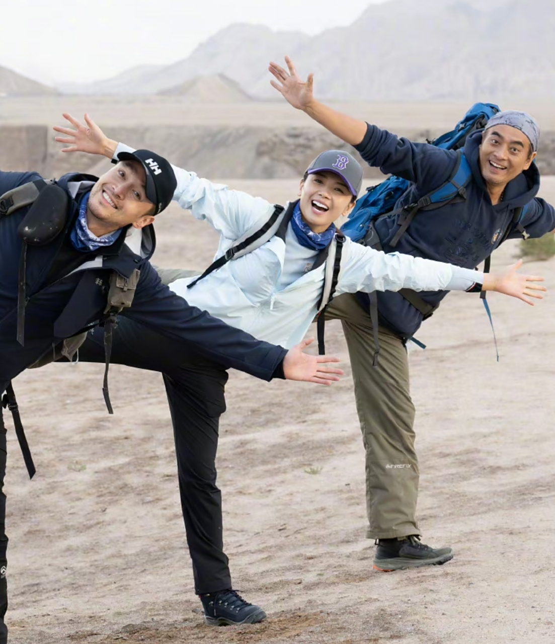 刘涛去青海录节目,素颜自拍瘦得脸颊看起来特别长,她皮肤底子确实不错