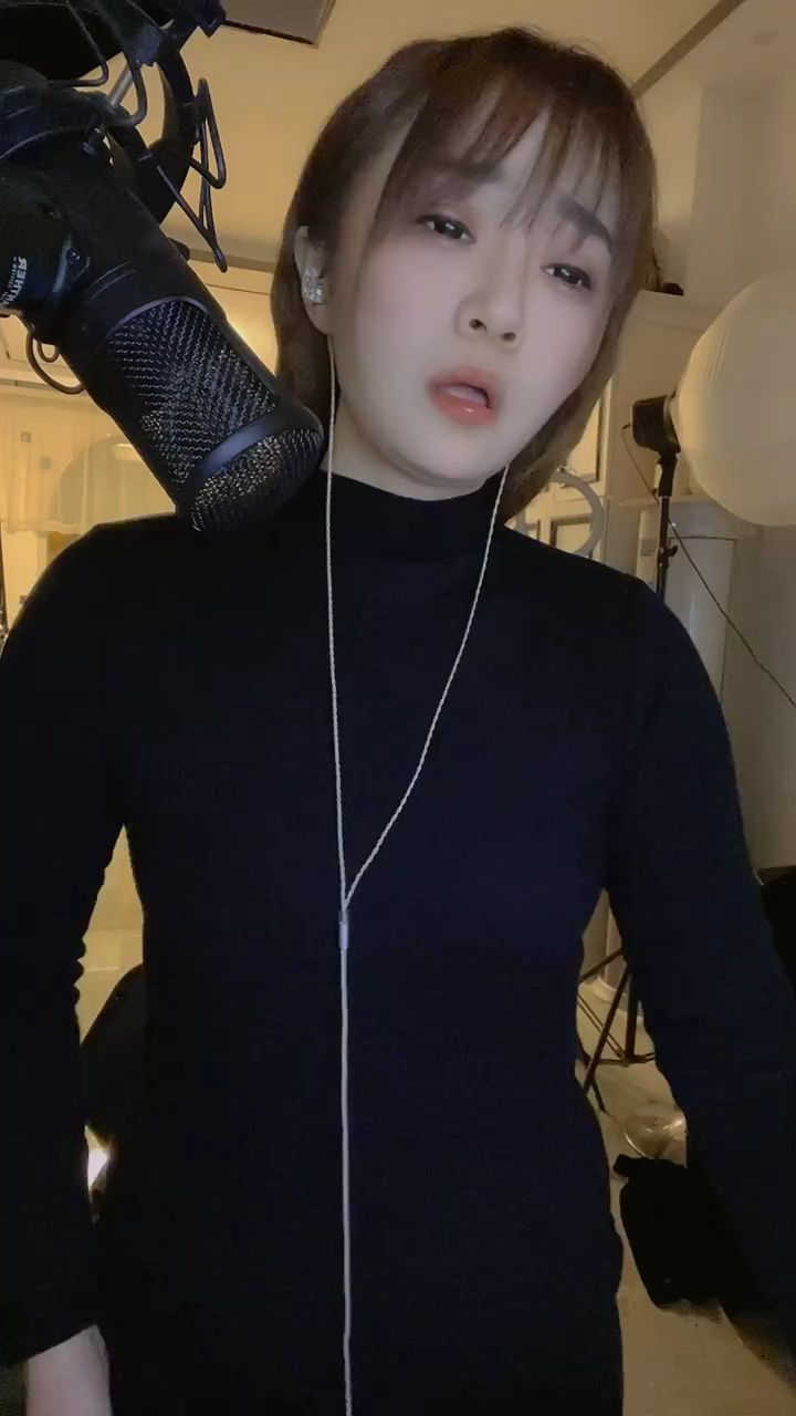 网红美女苏谭谭深情演唱歌曲人生路唱出了多少人的心声