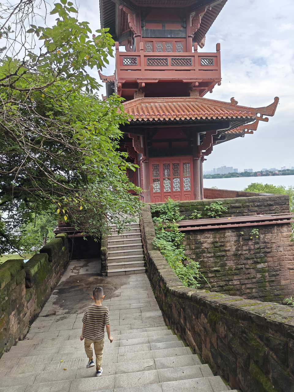 东湖磨山楚城,带儿子重游. 儿子问我,楚国包括哪些地方?