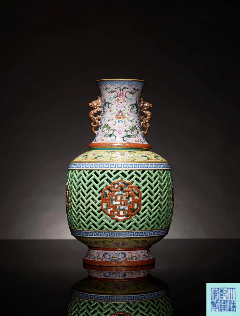 清乾隆 洋彩锦上添花万字纹百子龙舟玲珑转心瓶以4030.