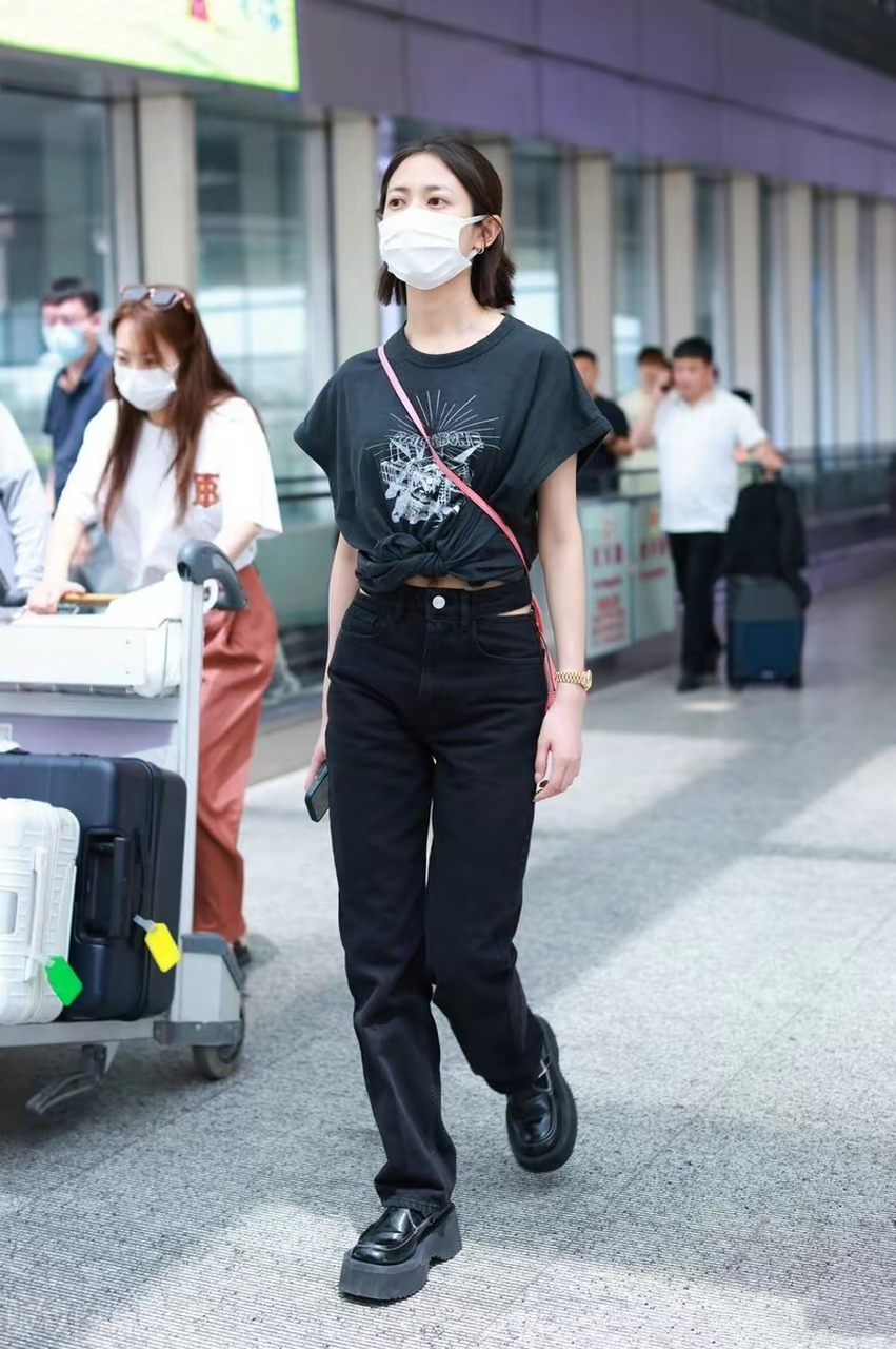 陈钰琪现身北京机场 身穿黑色印花t恤休闲低调