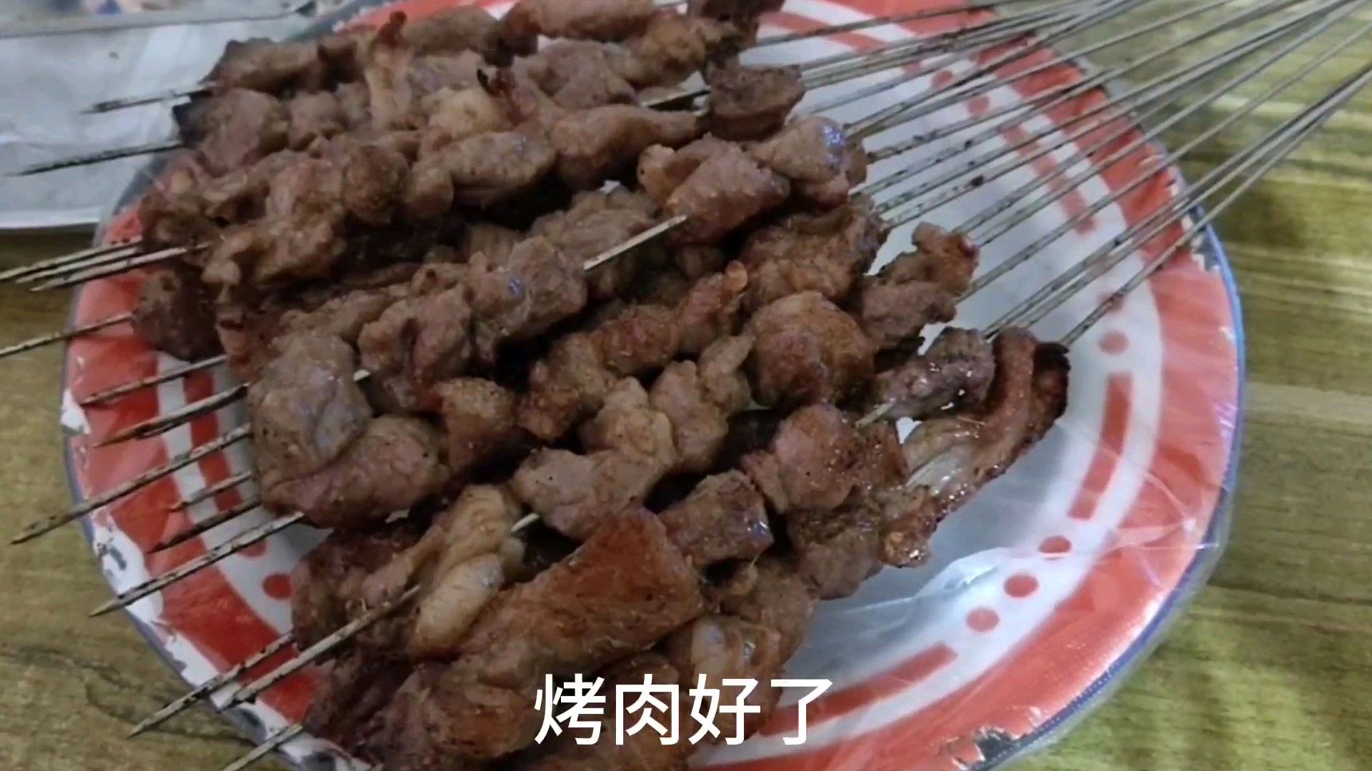 胖妈自称全网最胖最丑,晚上不顾形象吃烤羊肉串,一口一口真香!