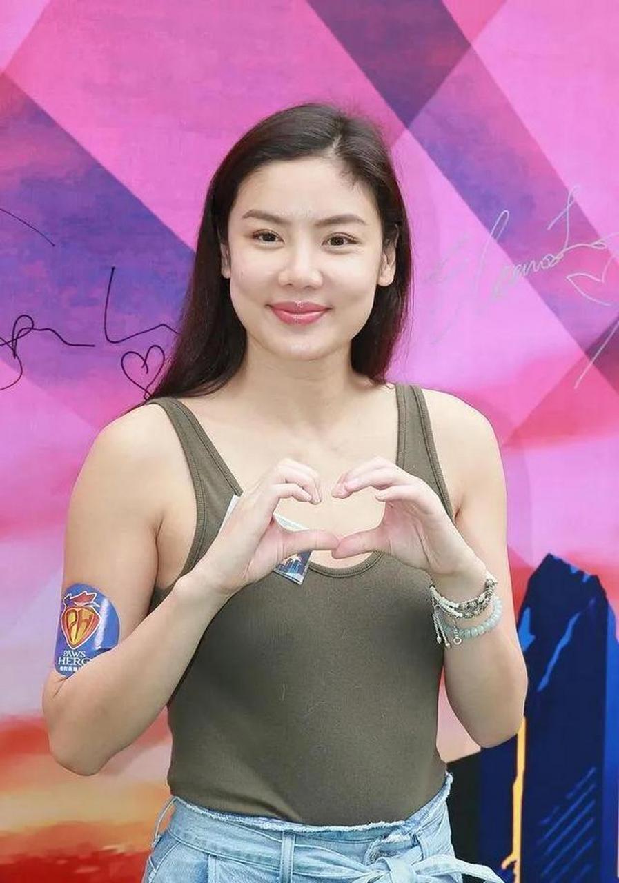 黎明前妻乐基儿,身穿紧身背心,搭配纸袋腰牛仔裤,时髦减龄!