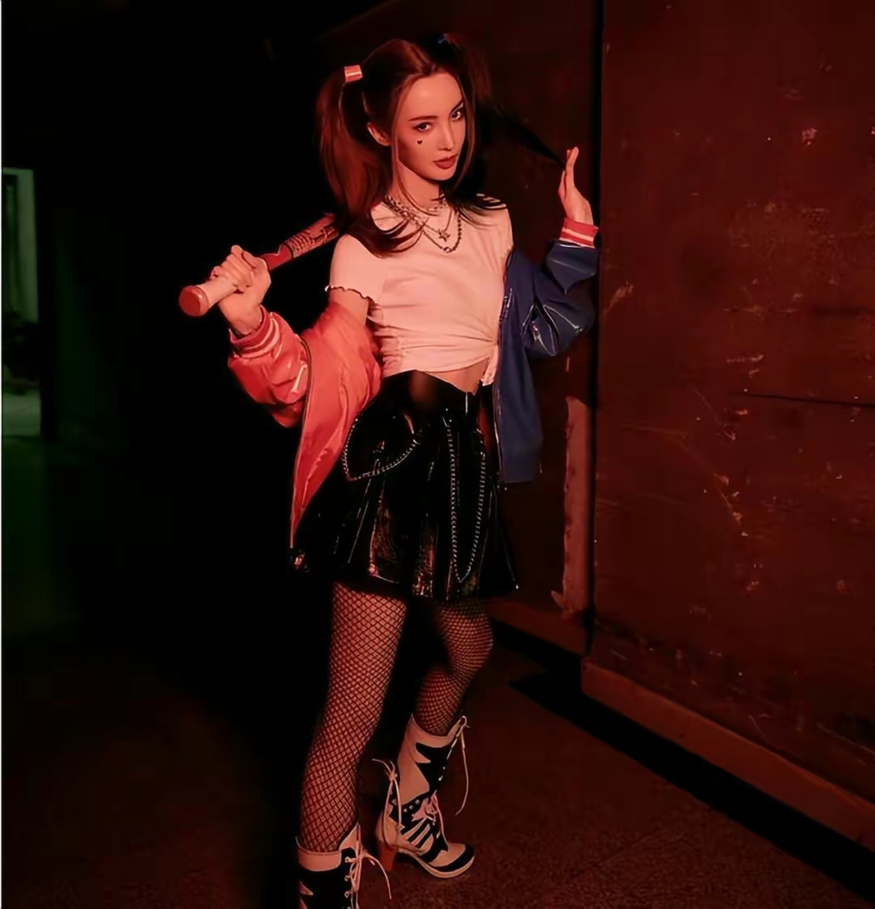 金晨穿黑色渔网丝袜,勾勒出一双迷人的双腿,网友:不愧是女神