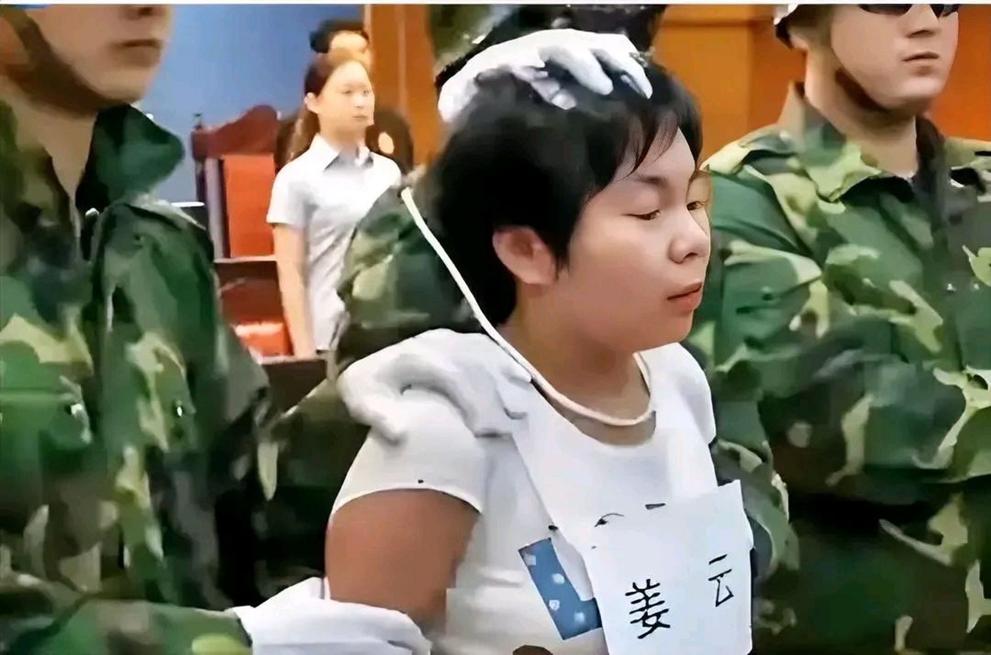 这是2014年,山东济南,一名死刑犯即将被押赴刑场前,留下的一张照片