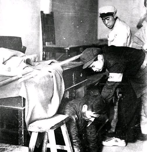 49年,国军中将戴炳南被俘时的照片,看他跪倒的样子,狼狈至极