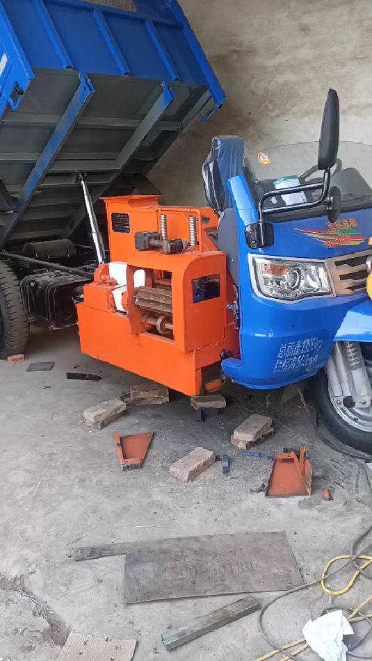 32马力三轮铡草车,常柴,2.7乘1.6车厢,6.5吨铡草机-度小视