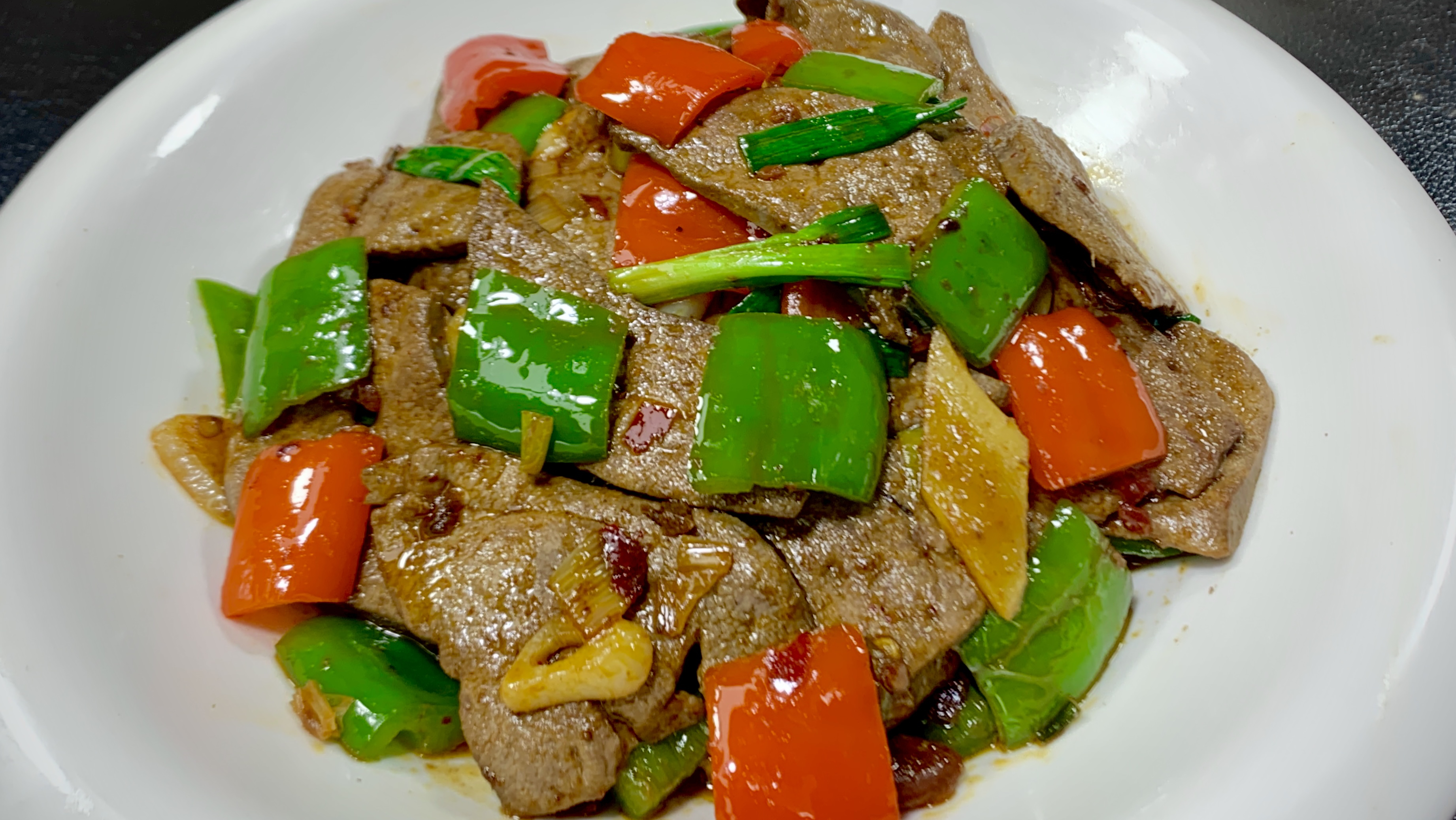 家常猪肝怎样炒才好吃,掌握这个小技巧,鲜香滑嫩,下饭又下酒