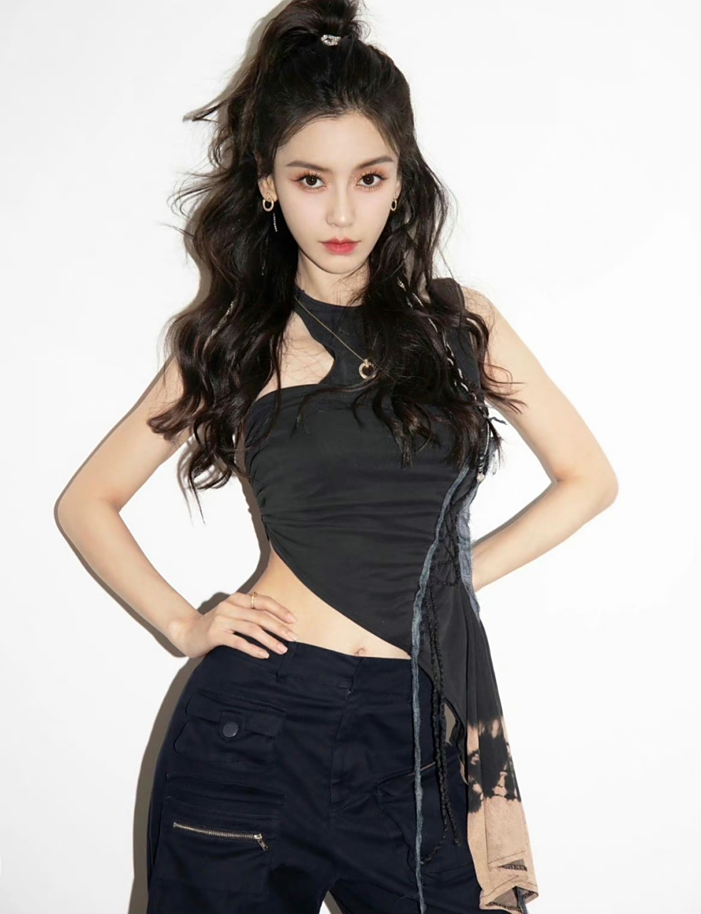 angelababy#   工装风辣妹穿搭 秀小蛮腰[你懂的][你懂的][你懂的]