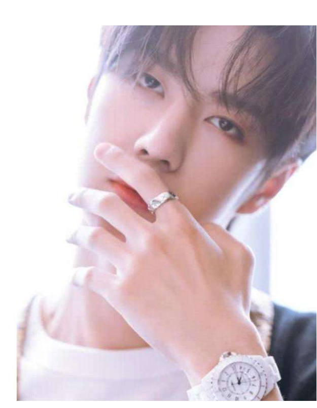 盘点娱乐圈男明星美手!王凯,千玺,蔡徐坤……看看哪个你最可?
