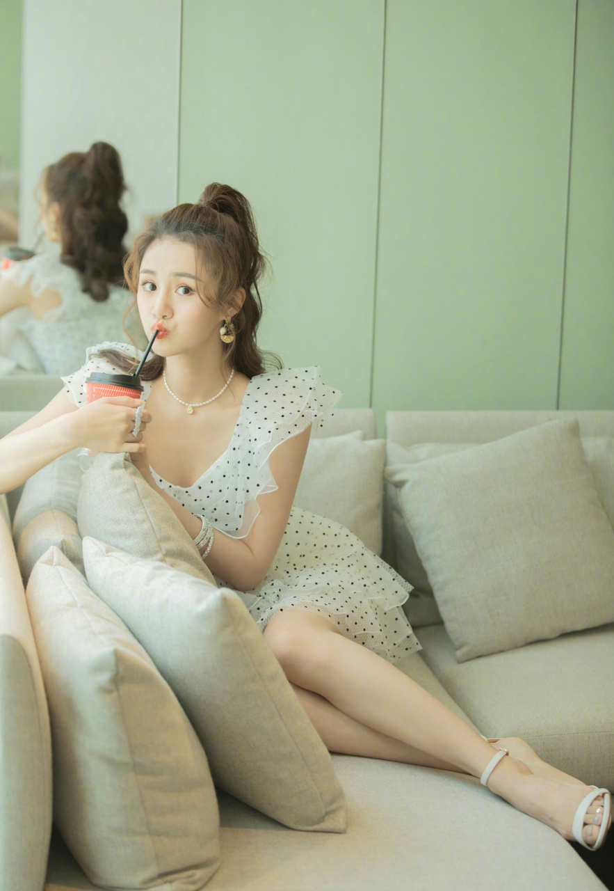 安悦溪  高跟凉鞋美腿