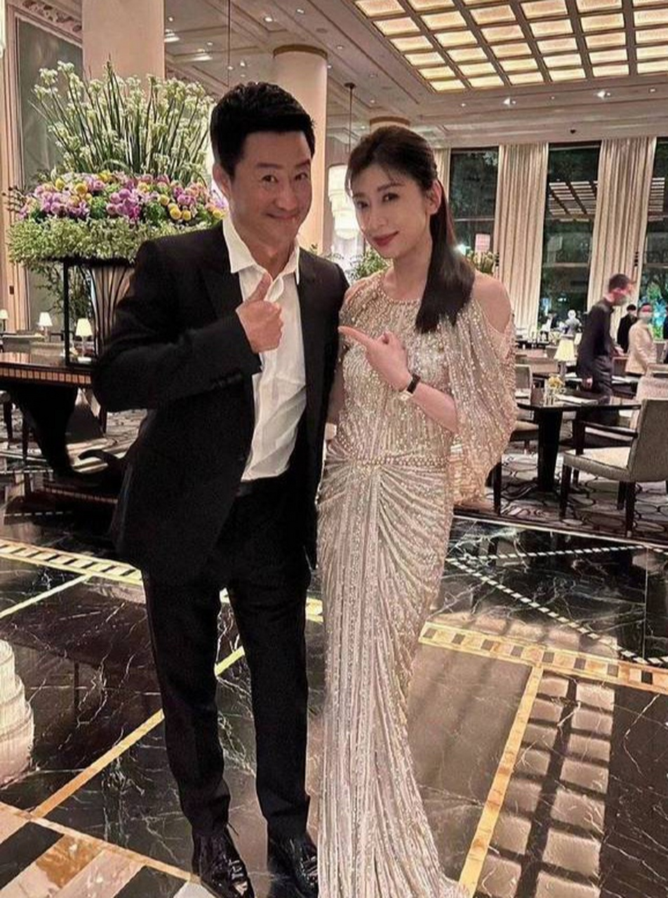 近日,吴京和贾静雯在活动现场同框,二人牵手唠嗑,老友相见,氛围超好!