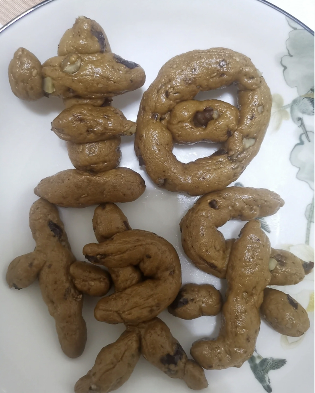 网友:笑死我了,一位老哥的媳妇给他做的蛋糕,真的很像粑粑啊,哈哈哈