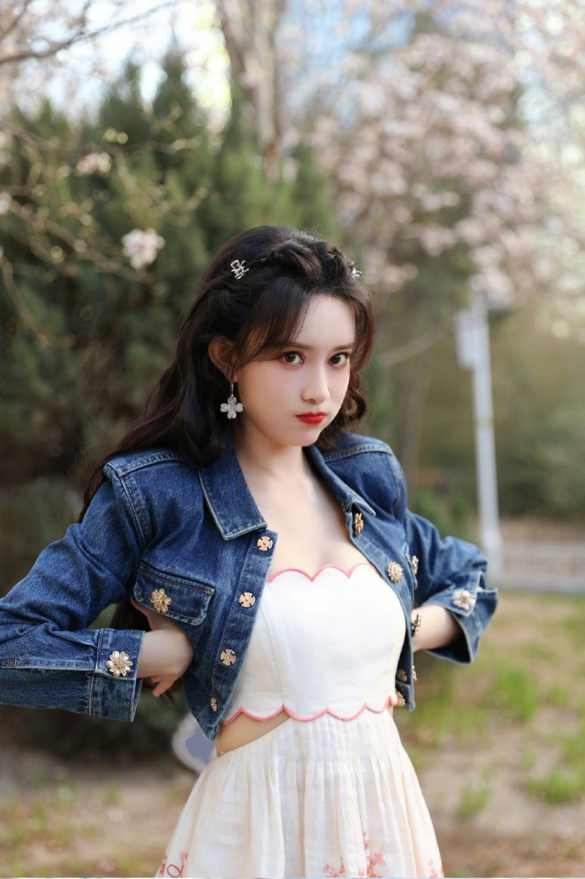 孟子义# 一袭白色印花吊带连衣裙,上衣穿一短款牛