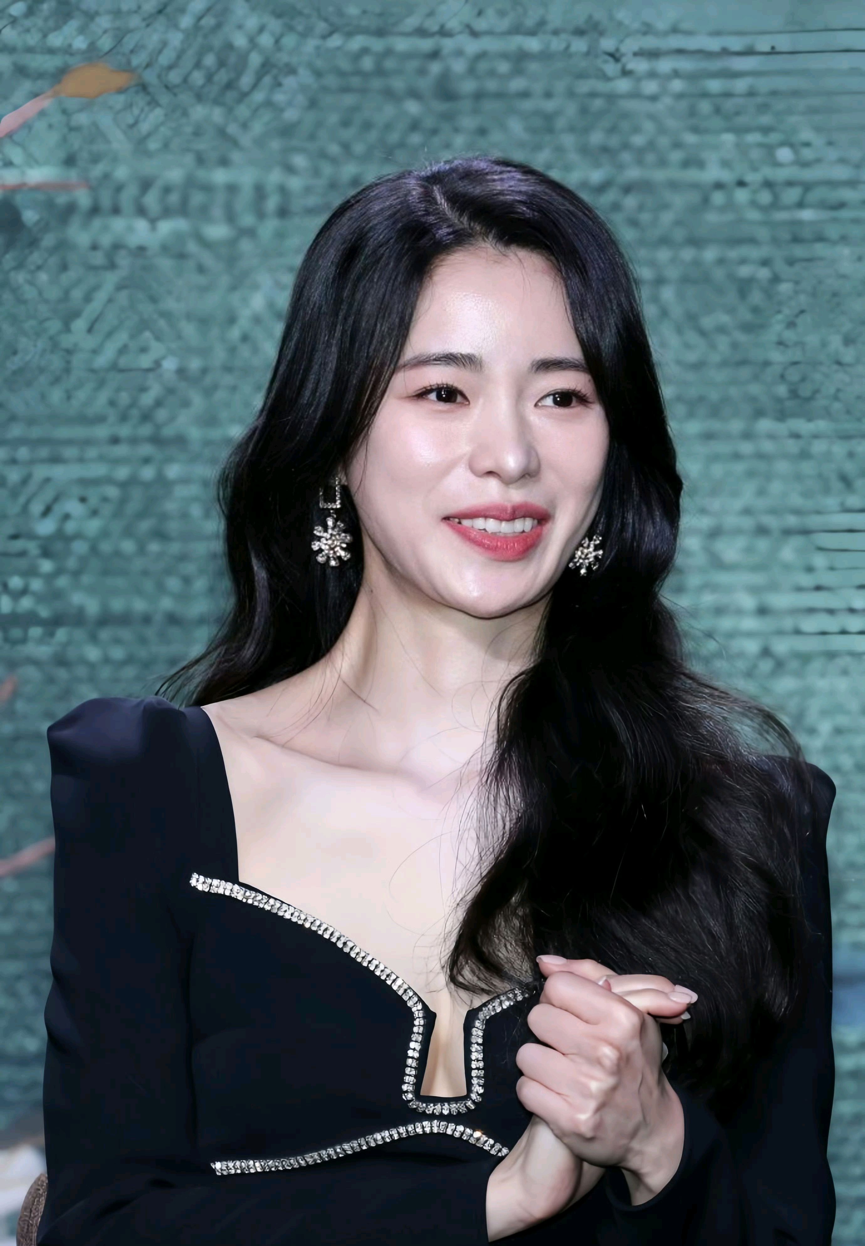 韩国女团成员智妍出席典礼性感身材惹人爱