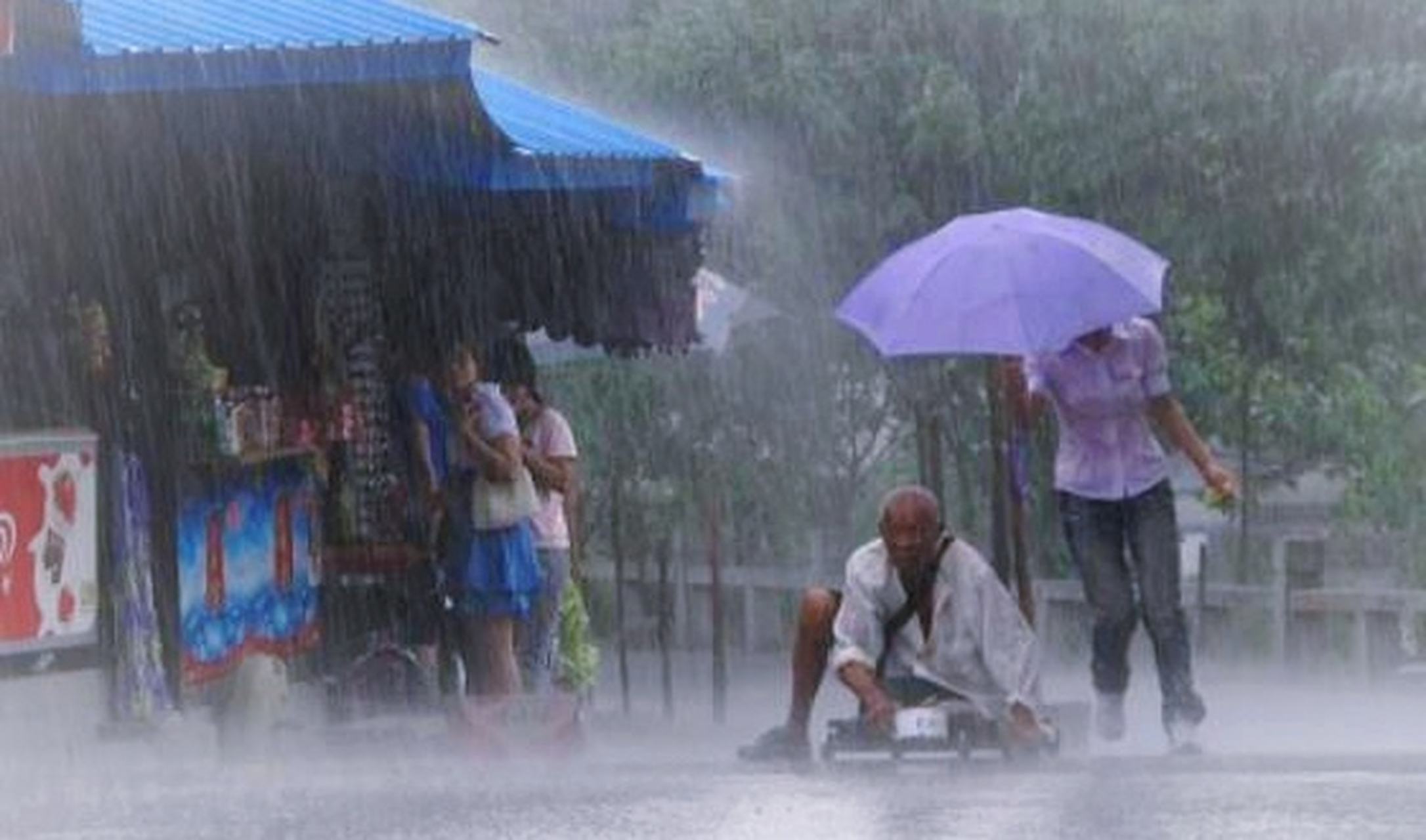 为别人撑伞,虽然可能被雨淋湿,但是