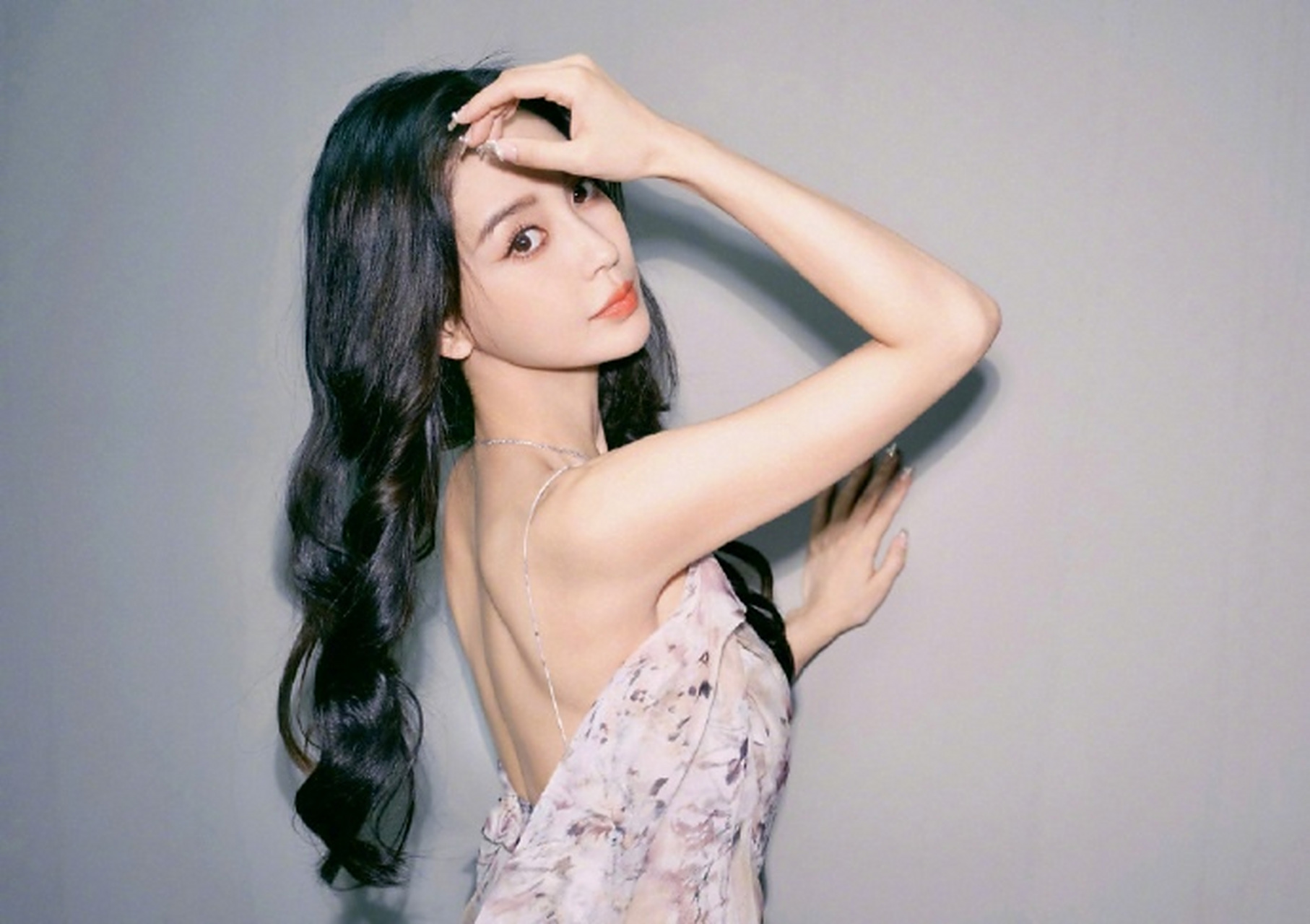 angelababy# angelababy最新写真大片,大波浪搭配缤纷花朵裙,好仙