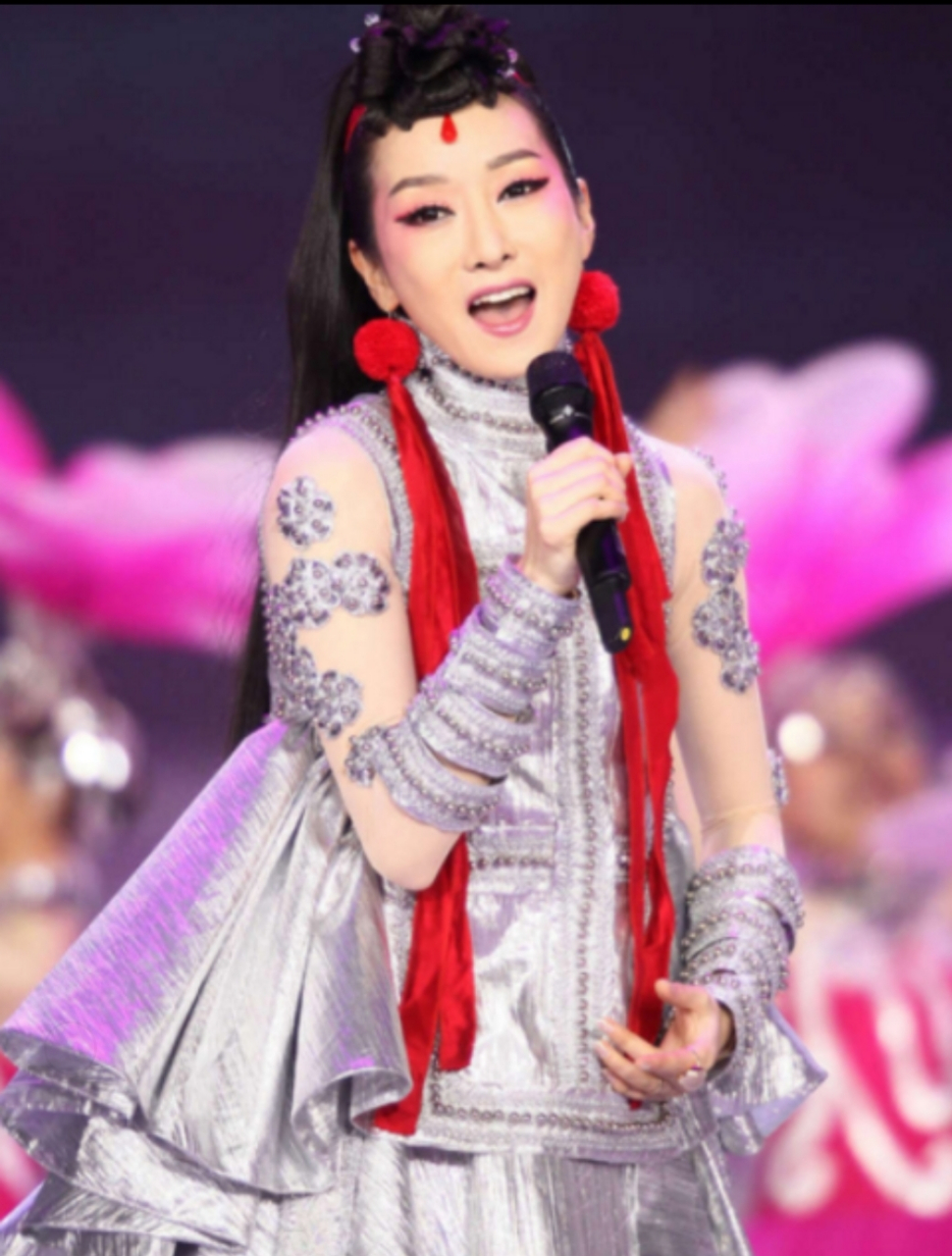 周鹏-萨顶顶,很喜欢她的歌,很有水准.