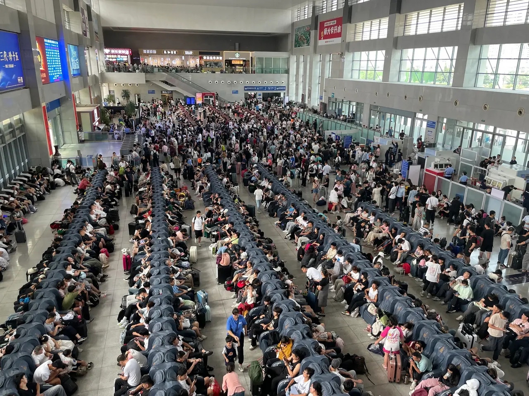 泰安高铁站全是席地而坐的人,这么大的客流量为什么要把座椅全部换成