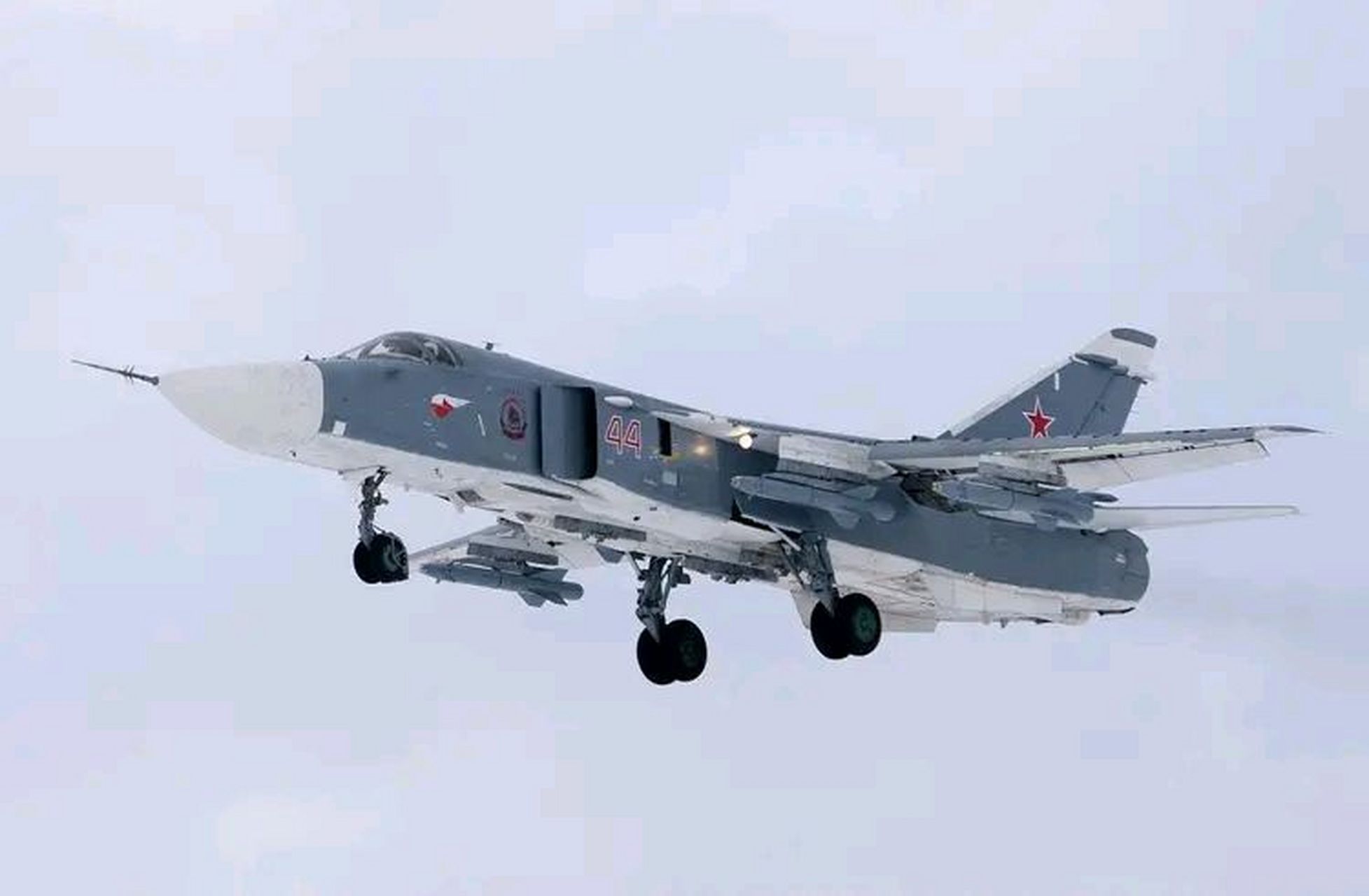 乌军的苏24战斗轰炸机空军基地炸了 乌军还有战机,这是不争的事实,也