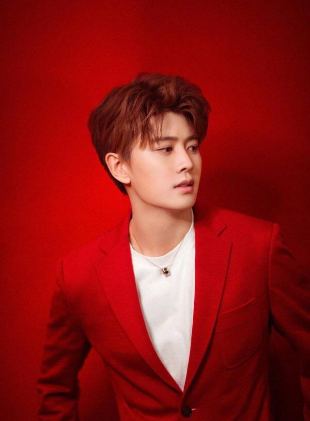 身穿红色西装的男明星,朱一龙稳重,吴磊易烊千玺帅气清新!