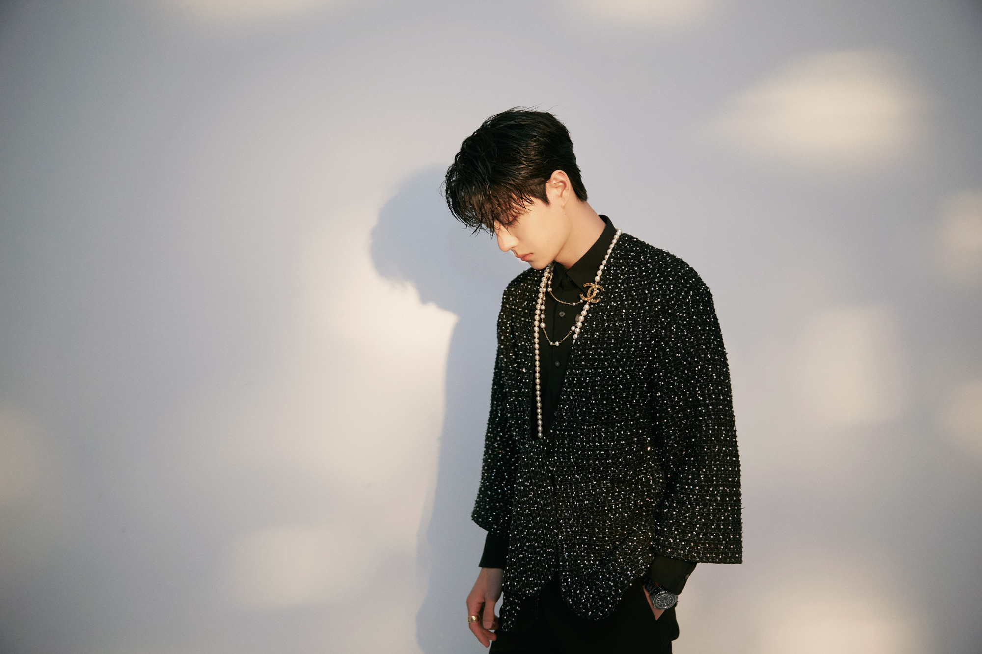 王一博舞台造型,亮闪闪的星钻外套,搭配精美珍珠项链,帅气绅士