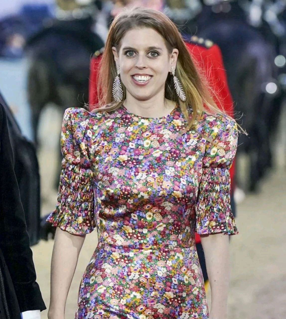 比阿特丽斯公主出席活动,一席花卉长裙尽显好身材,她生完孩子之后身材