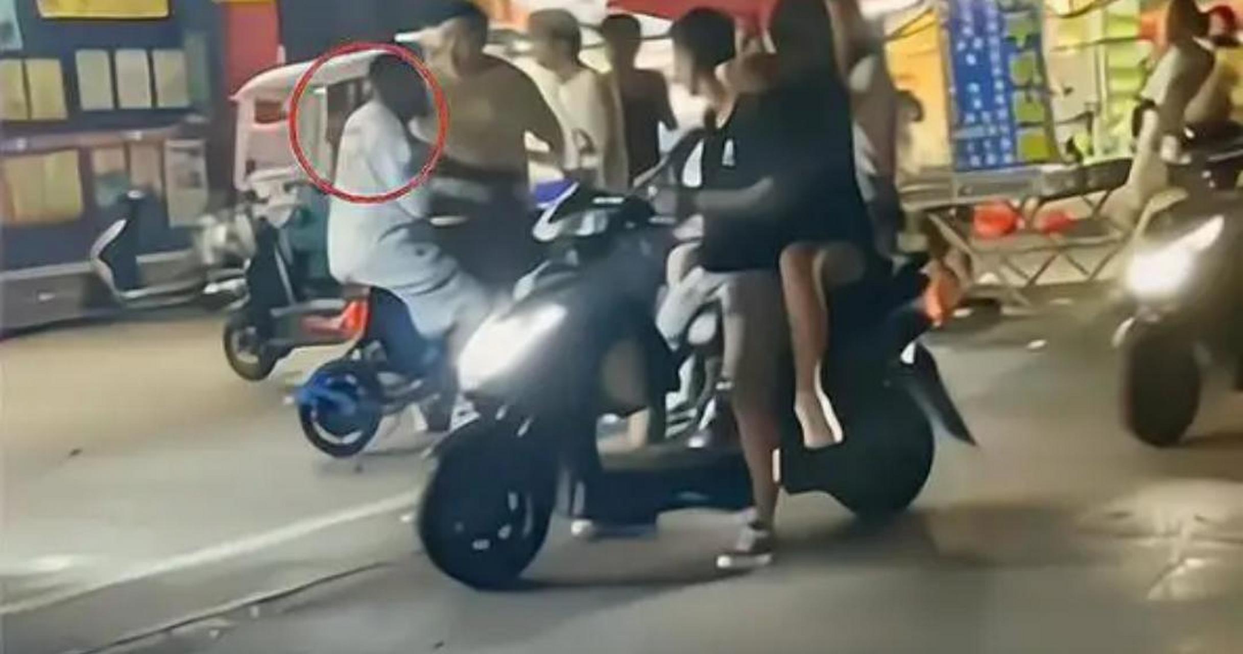 近日,安徽阜阳一名中国小姑娘被外籍黑人男子当街调戏,女孩受到了骚扰