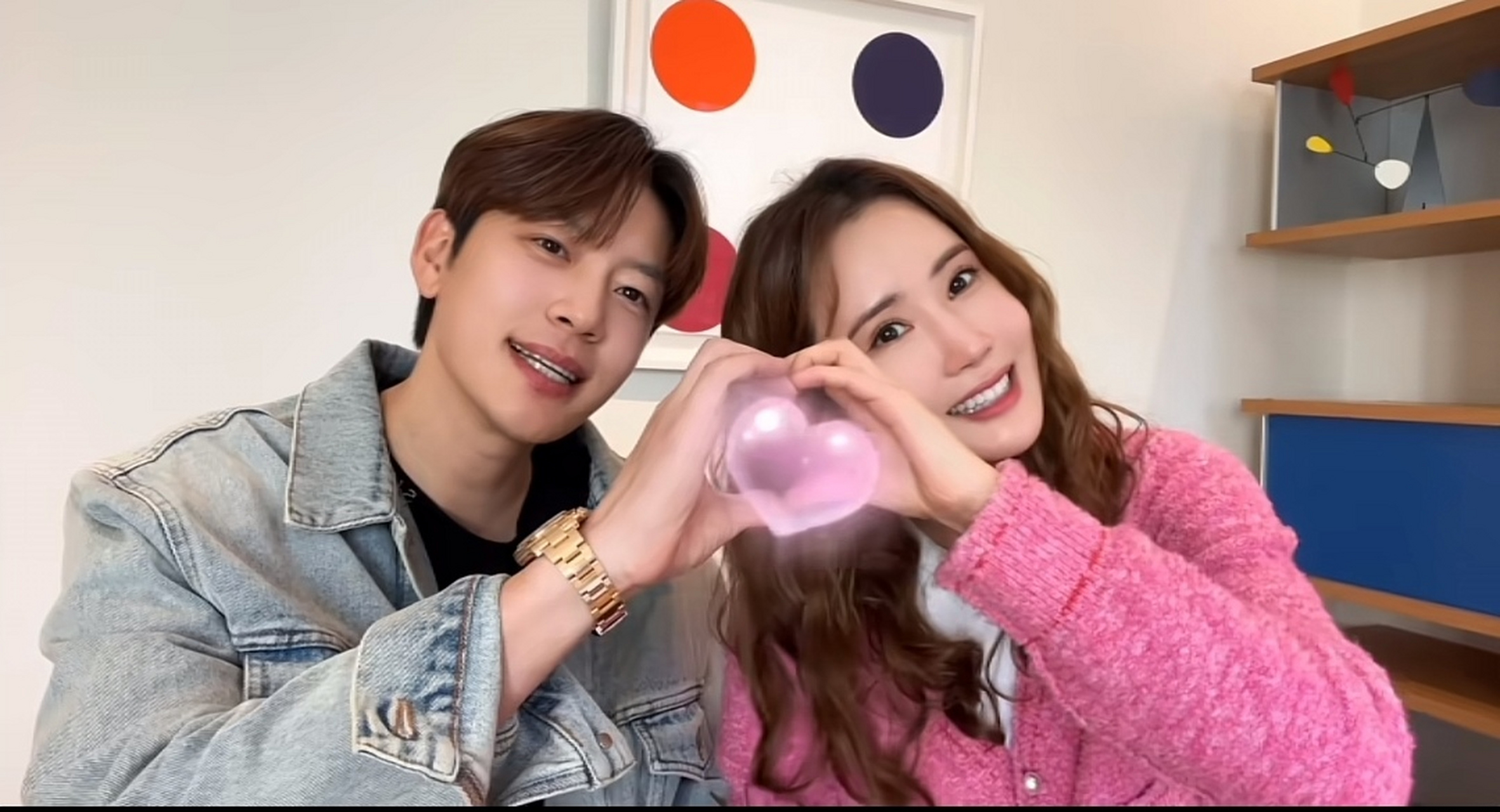 李多海和崔东旭结婚后同框录视频,二人同岁2016年确定恋情,恋爱八年