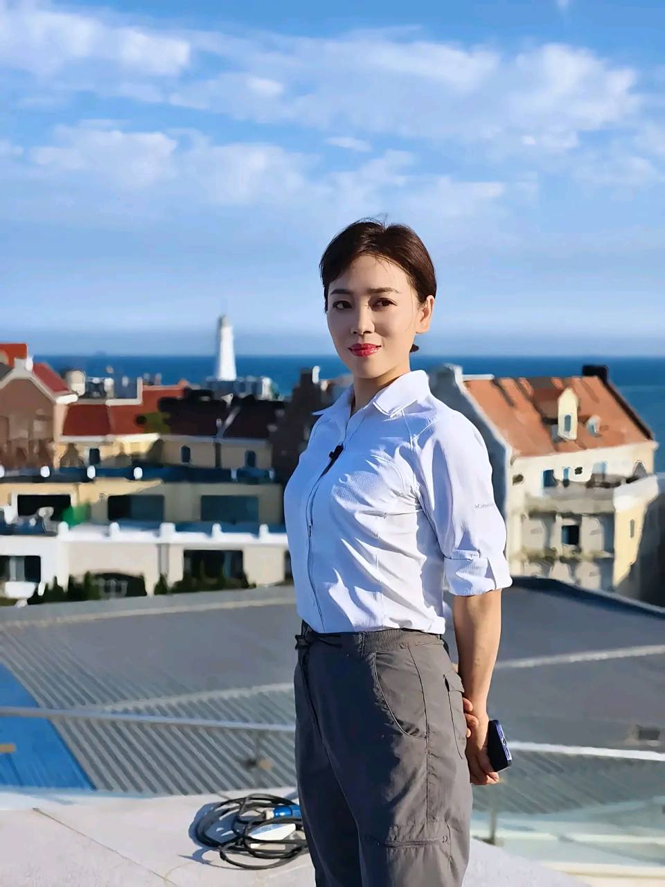 不愧为央视主持人,劳春燕着装大方得体,穿啥都端庄优雅好看!