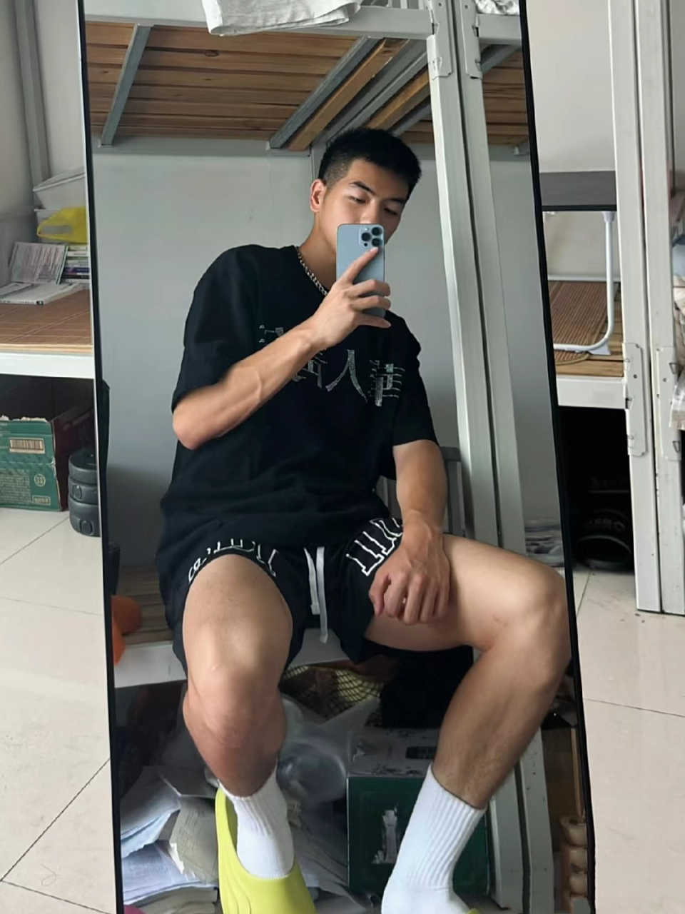 男生宿舍自拍挺难找角度,举着手机镜头所及都确认了一遍#帅哥# #自拍