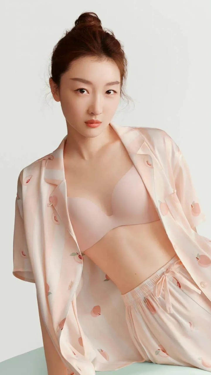 周冬雨最新内衣造型,完美营造奢华性感-度小视