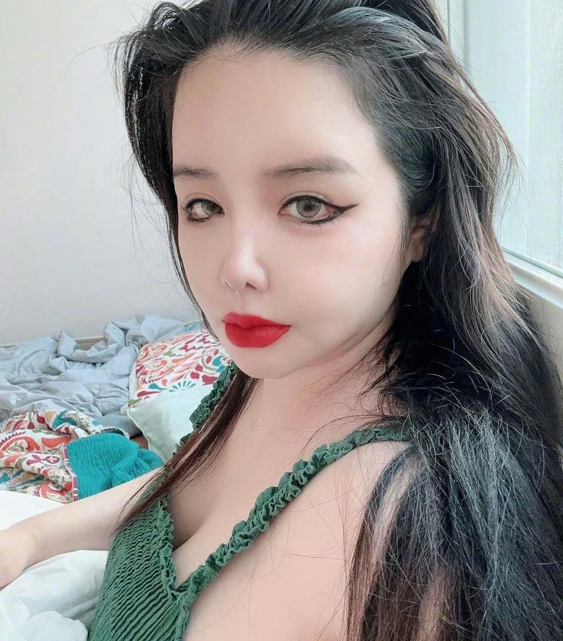 2ne1朴春最新自拍…这姐是发生什么了?一点看不出来是之前女团的!