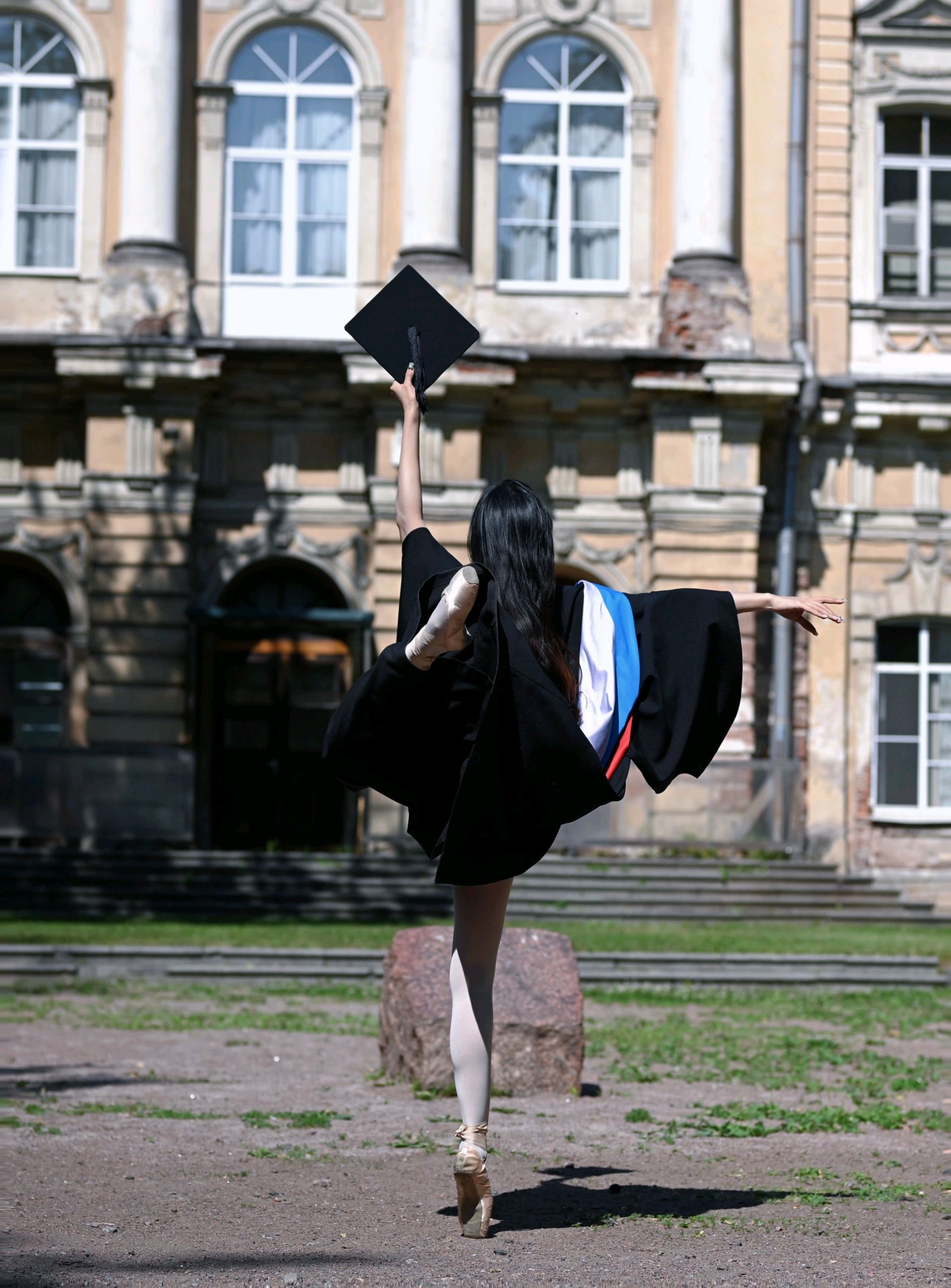 学士服搭配白色连裤袜:穿搭中的时尚魅力与青春活力