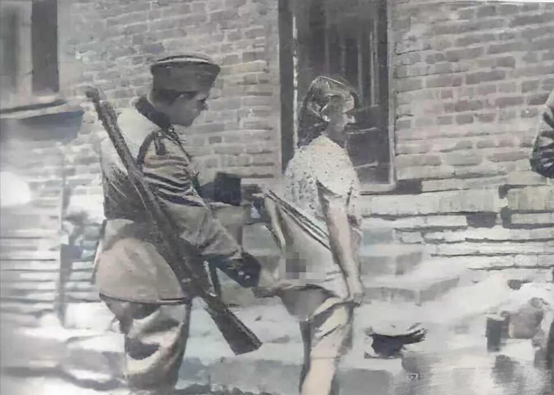 一张老照片告诉你,战争时期女人毫无尊严!