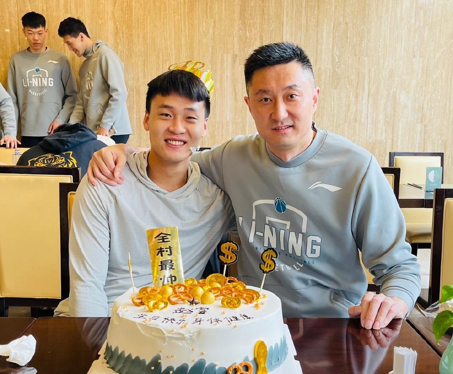 广东男篮,杜锋在给赵睿过生日的照片,这样的场景也许不会再有了,赵睿