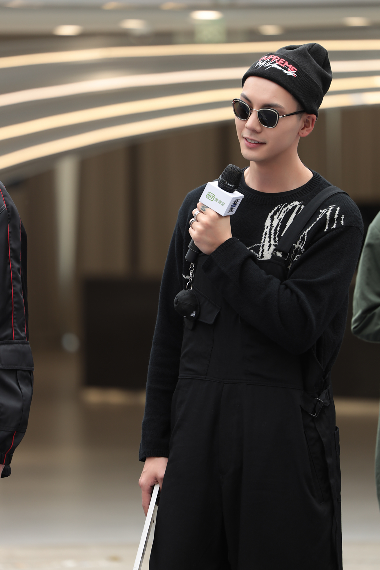 陈伟霆出席一身黑色穿搭酷帅有型,墨镜让整体造型更有亮点